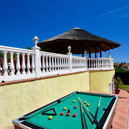 Sleeps 4 With Pool And Air Con