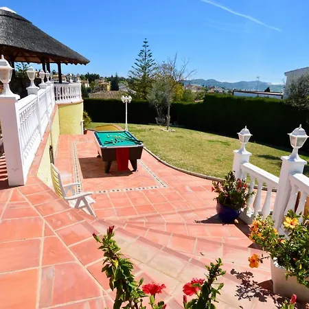 Sleeps 4 With Pool And Air Con *