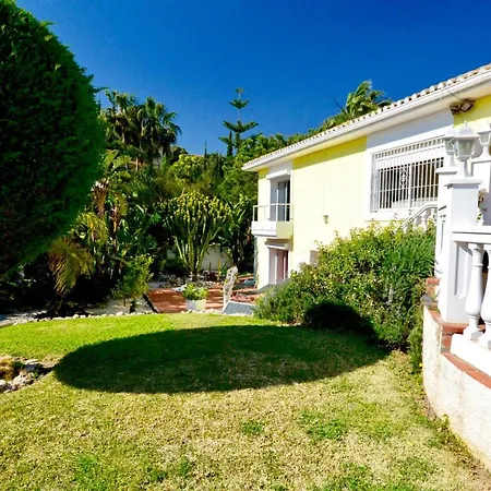 Sleeps 4 With Pool And Air Con