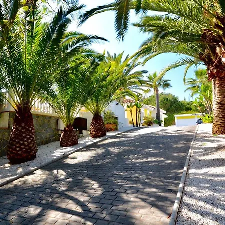 Sleeps 4 With Pool And Air Con *