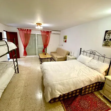 Sleeps 4 With Pool And Air Con