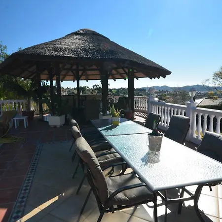 Sleeps 4 With Pool And Air Con