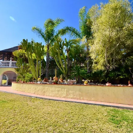 Sleeps 4 With Pool And Air Con Villa