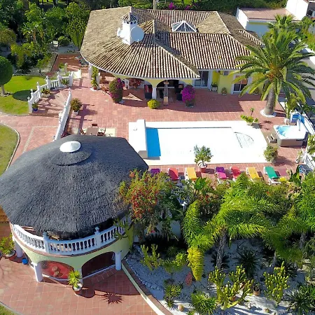 Sleeps 4 With Pool And Air Con