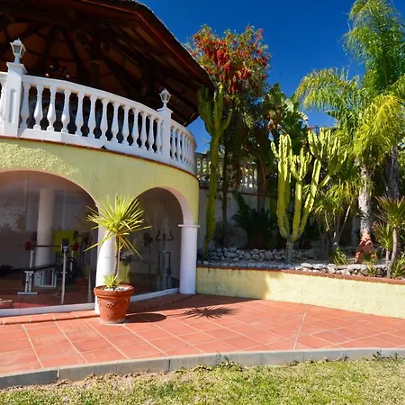 Sleeps 4 With Pool And Air Con